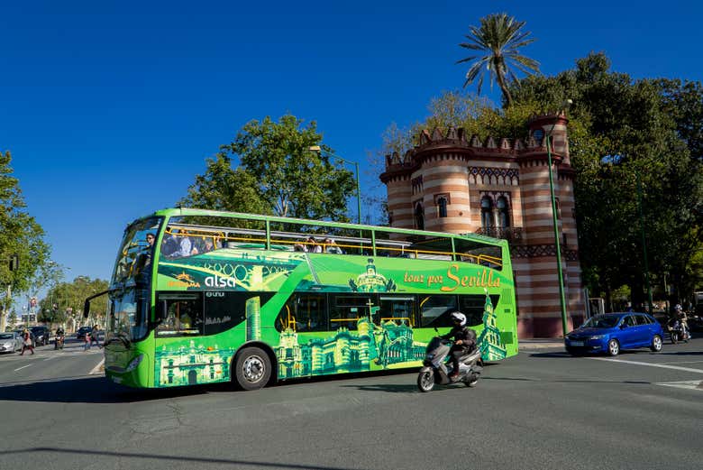 Autobús y barco turístico de Sevilla