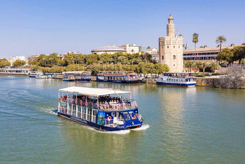 Autobús y barco turístico de Sevilla