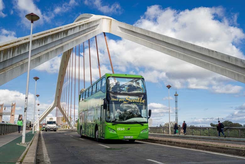 Autobús y barco turístico de Sevilla