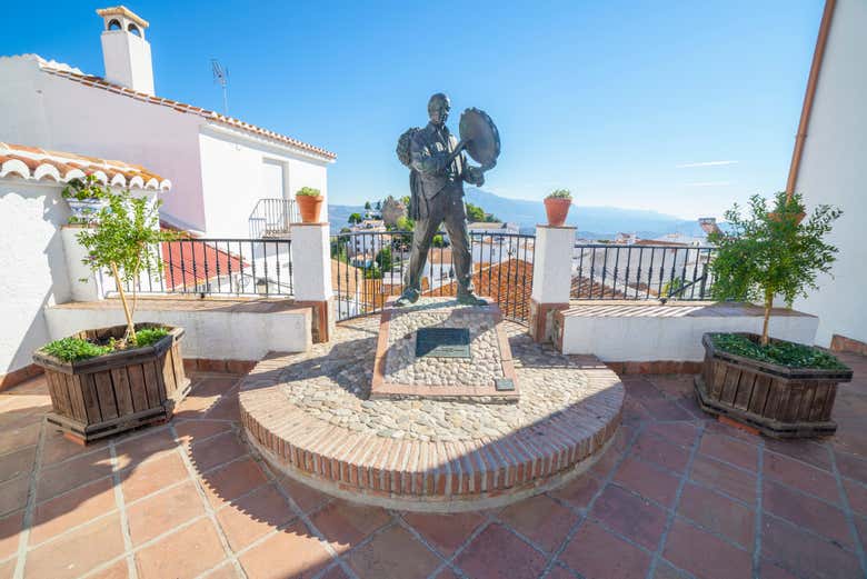 Pueblos blancos de la Axarquía, Estupa Budista y Torre de la Atalaya