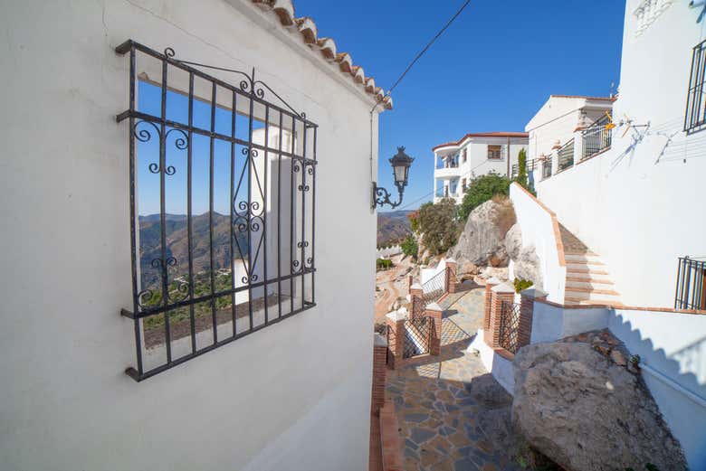 Pueblos blancos de la Axarquía, Estupa Budista y Torre de la Atalaya