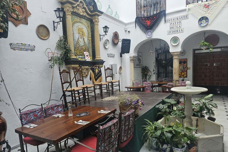 Espectáculo flamenco en el Patio de la Judería
