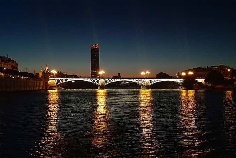 Paseo en barco por Sevilla con comida