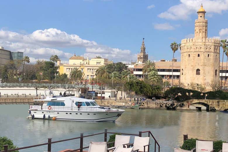 Paseo en barco por Sevilla con comida