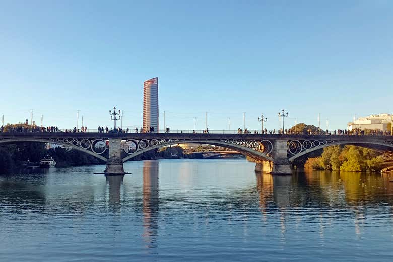 Paseo en barco por Sevilla con comida