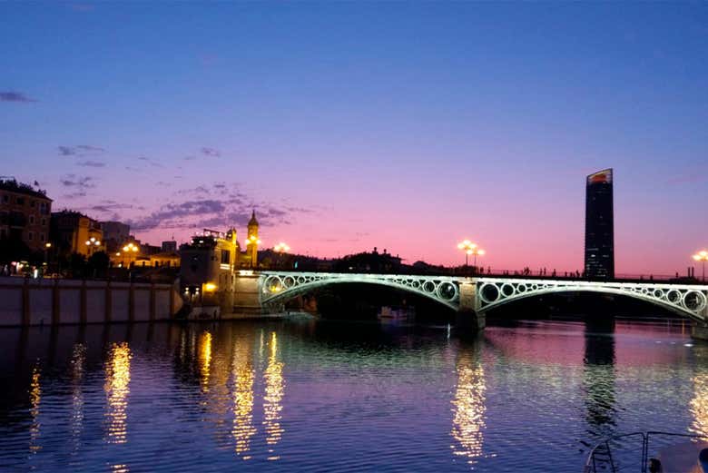 Paseo en barco por Sevilla con comida