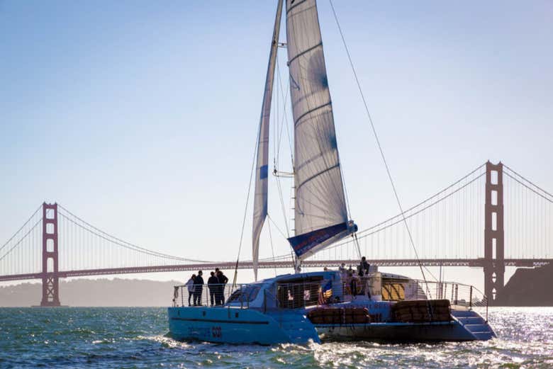 Paseo en catamarán al atardecer