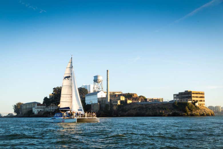 Paseo en catamarán al atardecer