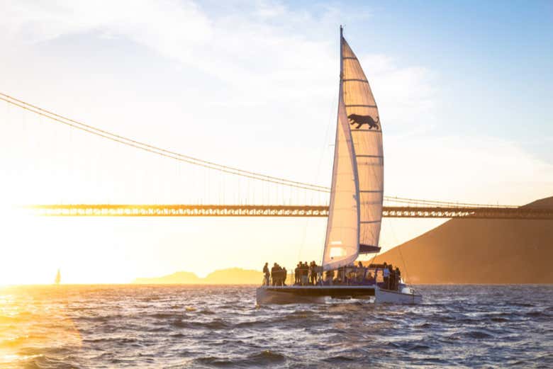 Paseo en catamarán al atardecer