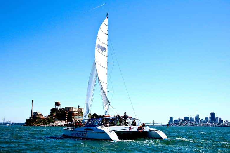 Paseo en catamarán al atardecer