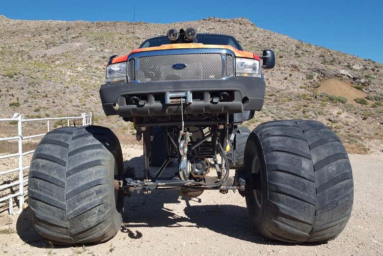 Conducción de un monster truck en el desierto de Las Vegas