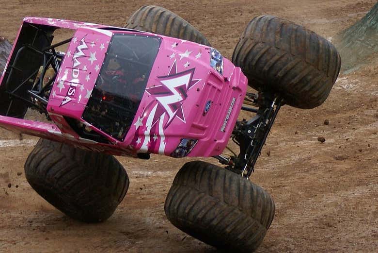 Conducción de un monster truck en el desierto de Las Vegas