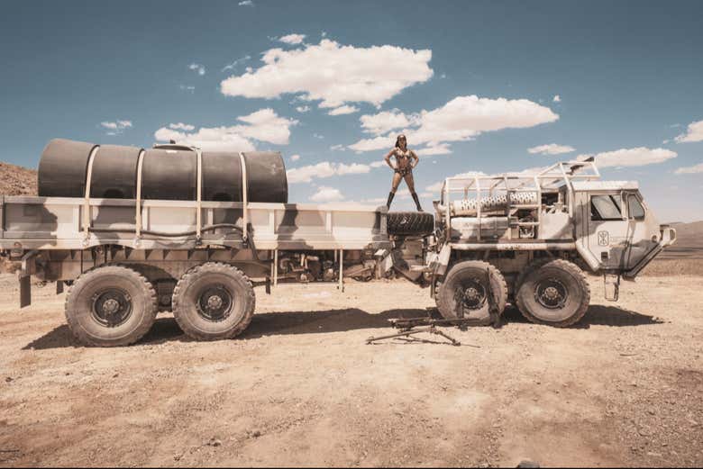 Conducción de un monster truck en el desierto de Las Vegas