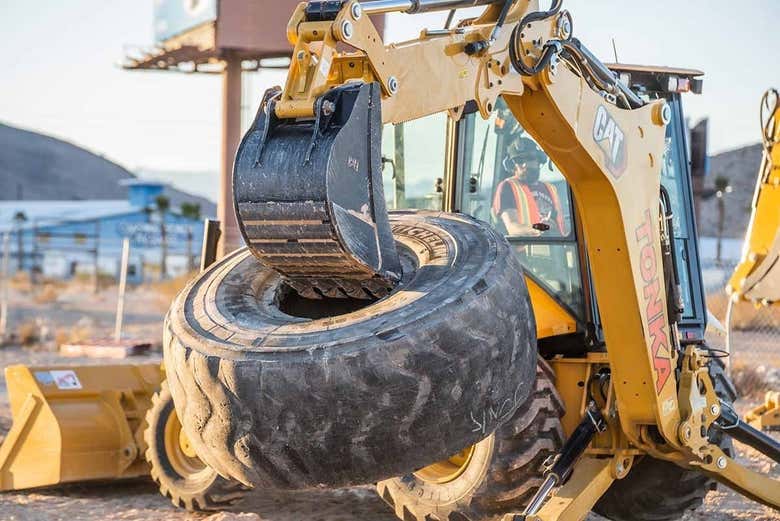 Conducción de excavadora en el desierto de Las Vegas