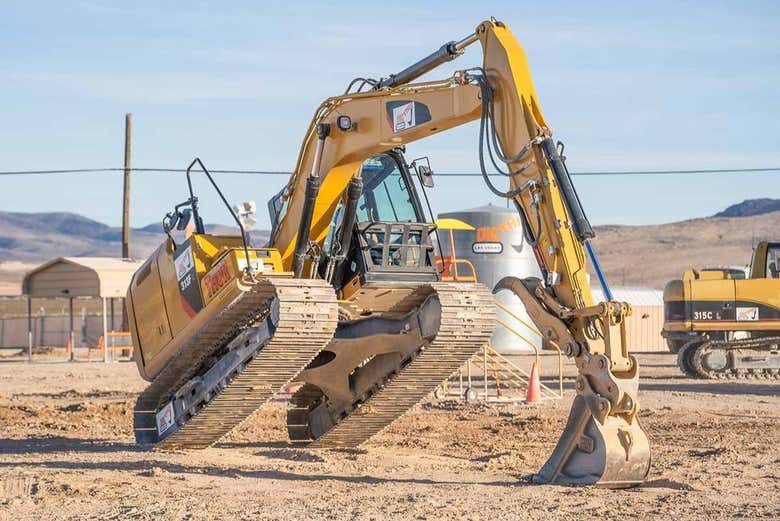 Conducción de excavadora en el desierto de Las Vegas