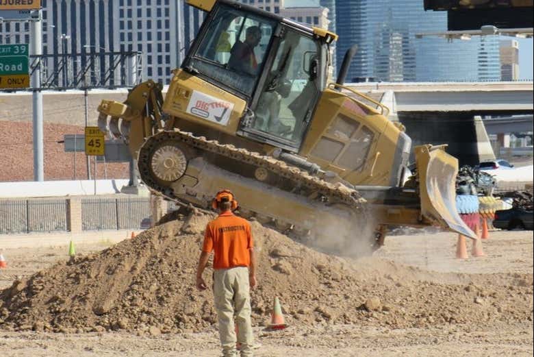 Conducción de excavadora en el desierto de Las Vegas