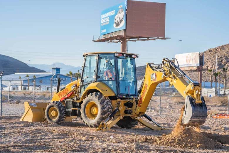 Conducción de excavadora en el desierto de Las Vegas