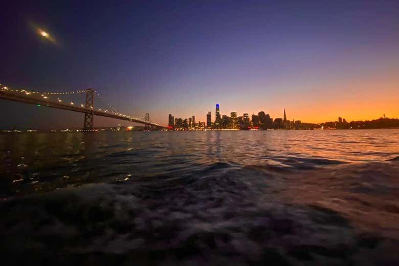 Paseo en barco al atardecer por la bahía de San Francisco
