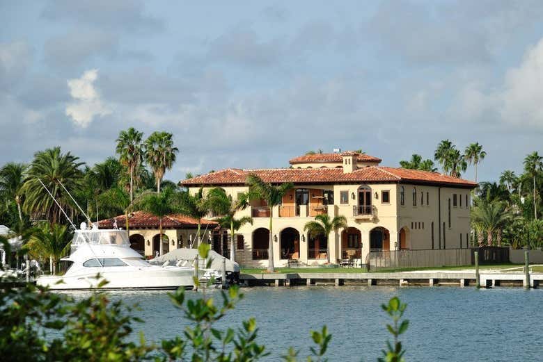 Paseo en barco por Las Casas de los Famosos