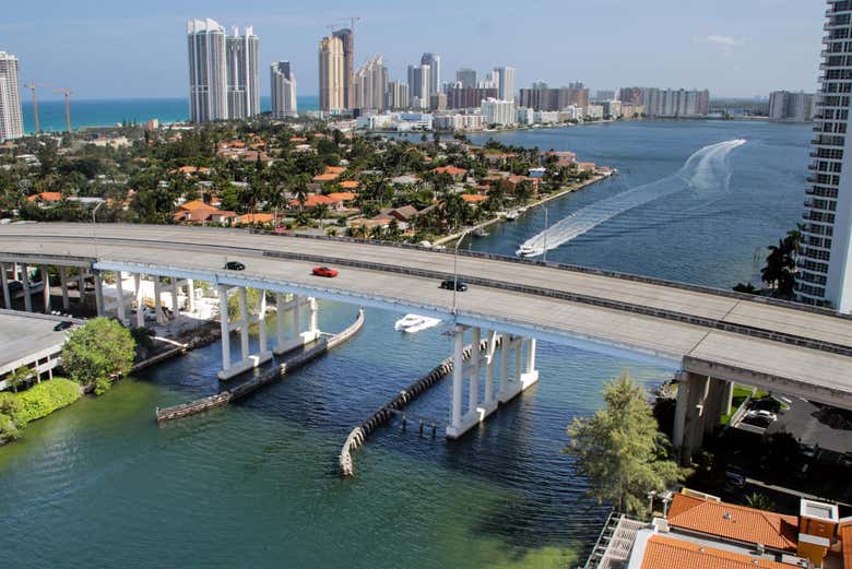 Paseo en barco por Las Casas de los Famosos