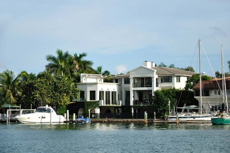 Paseo en barco por Las Casas de los Famosos