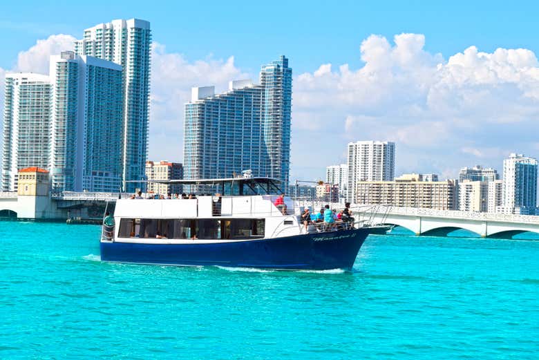 Paseo en barco por Las Casas de los Famosos