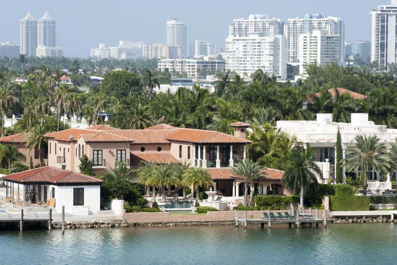 Paseo en barco por Las Casas de los Famosos