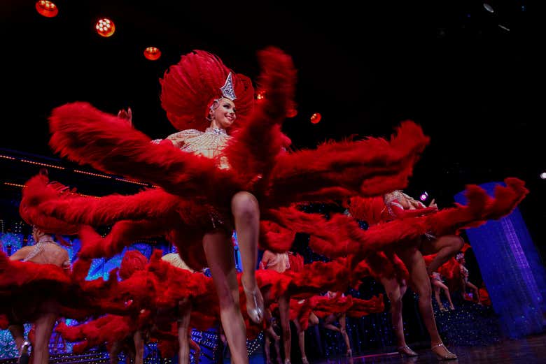 Cena y espectáculo en el Moulin Rouge + Transporte al centro de París