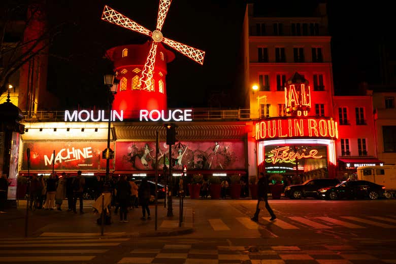 Cena y espectáculo en el Moulin Rouge + Transporte al centro de París
