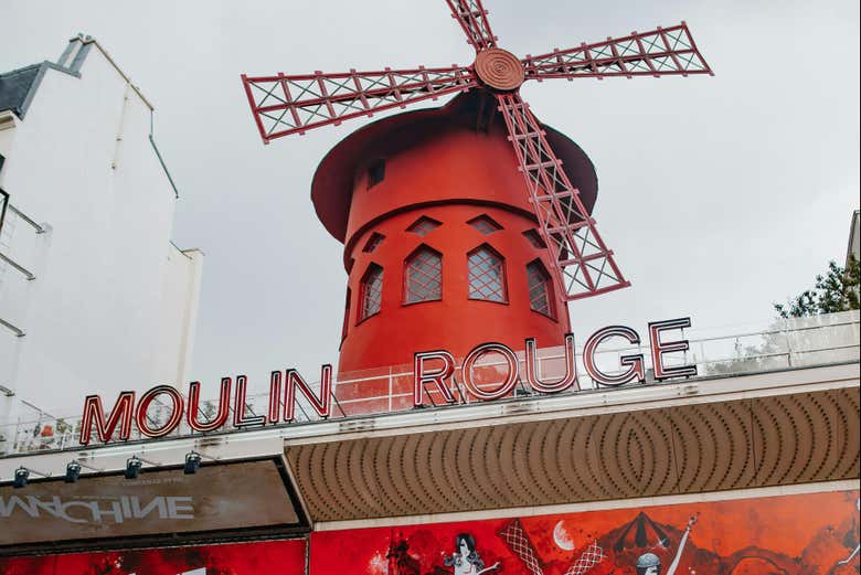 Cena y espectáculo en el Moulin Rouge + Transporte al centro de París