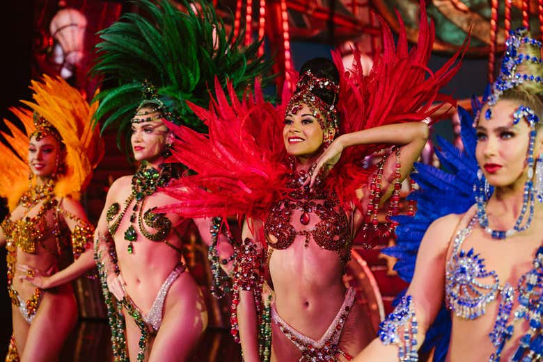 Cena y espectáculo en el Moulin Rouge + Transporte al centro de París
