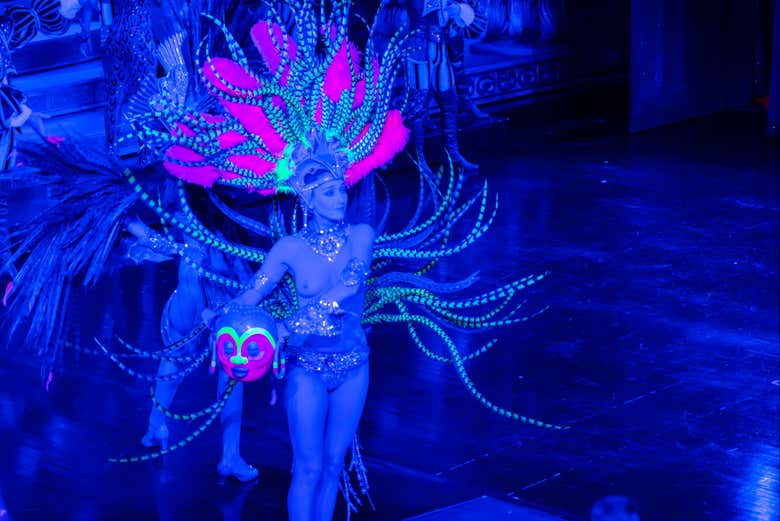 Cena y espectáculo en el Moulin Rouge + Transporte al centro de París