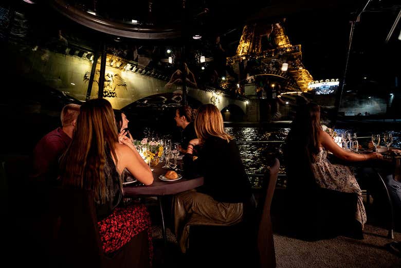 Crucero por el Sena desde la Torre Eiffel con cena