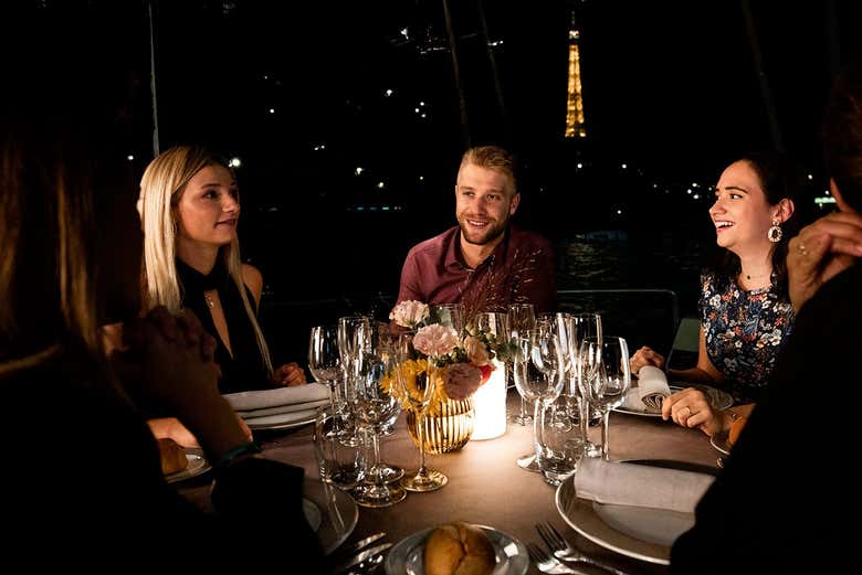 Crucero por el Sena desde la Torre Eiffel con cena