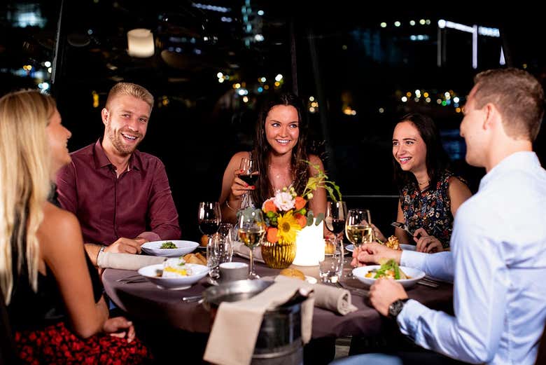 Crucero por el Sena desde la Torre Eiffel con cena
