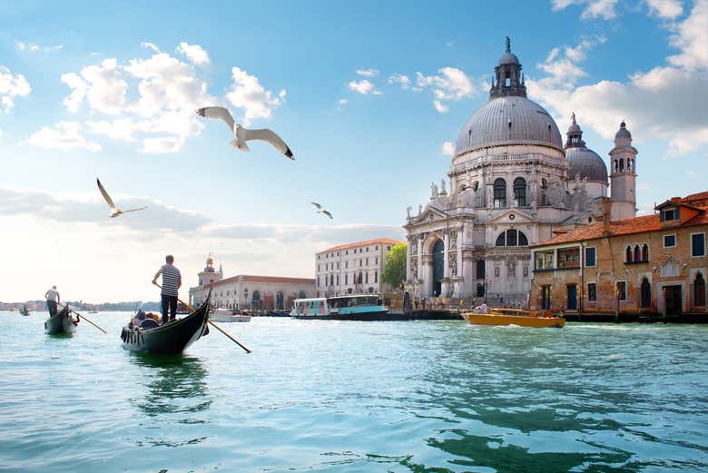 Paseo en góndola por los canales de Venecia