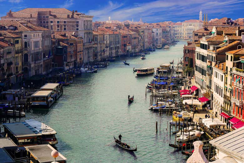 Paseo en góndola por los canales de Venecia