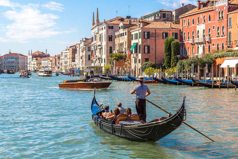 Paseo en góndola por los canales de Venecia