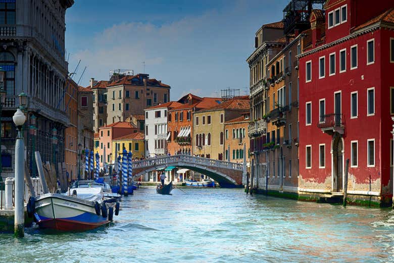 Paseo en góndola por los canales de Venecia