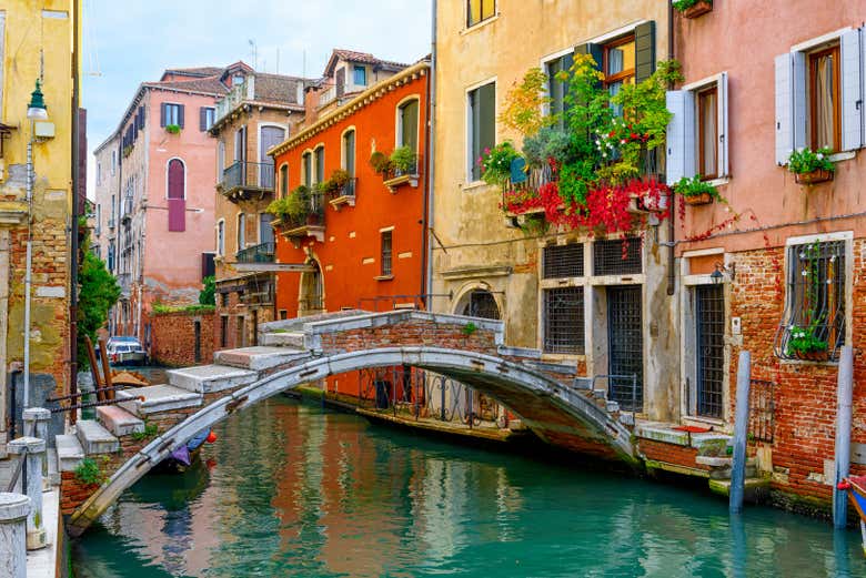 Paseo en góndola por los canales de Venecia