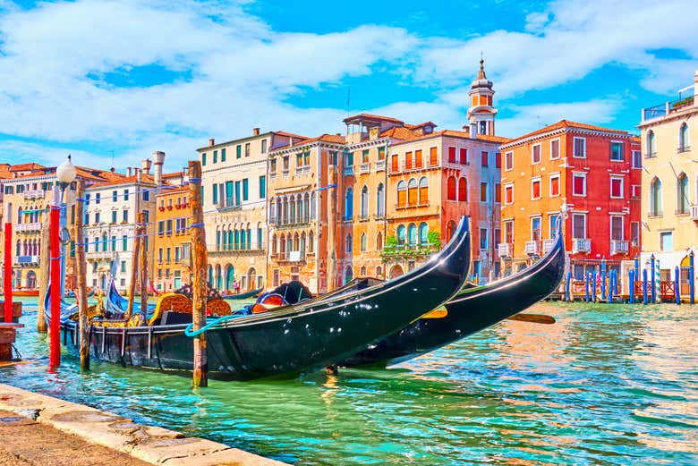 Paseo en góndola por los canales de Venecia