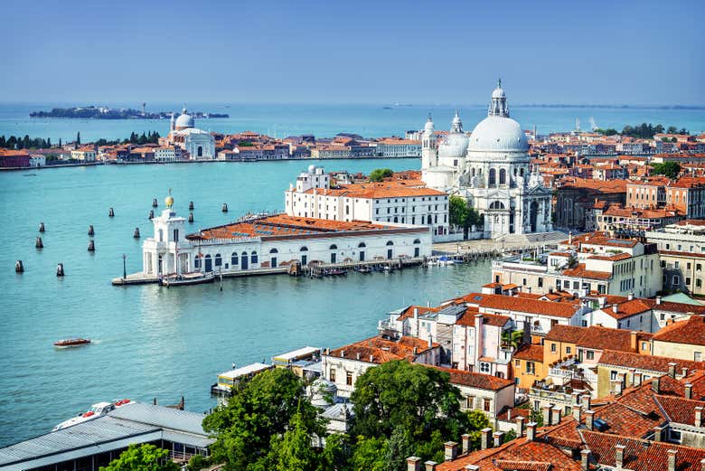 Paseo en góndola por los canales de Venecia