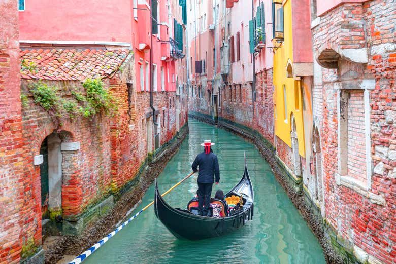 Paseo en góndola por los canales de Venecia