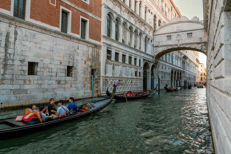 Paseo en góndola por el Puente de los Suspiros y los canales de Venecia