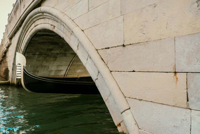 Paseo en góndola por el Puente de los Suspiros y los canales de Venecia