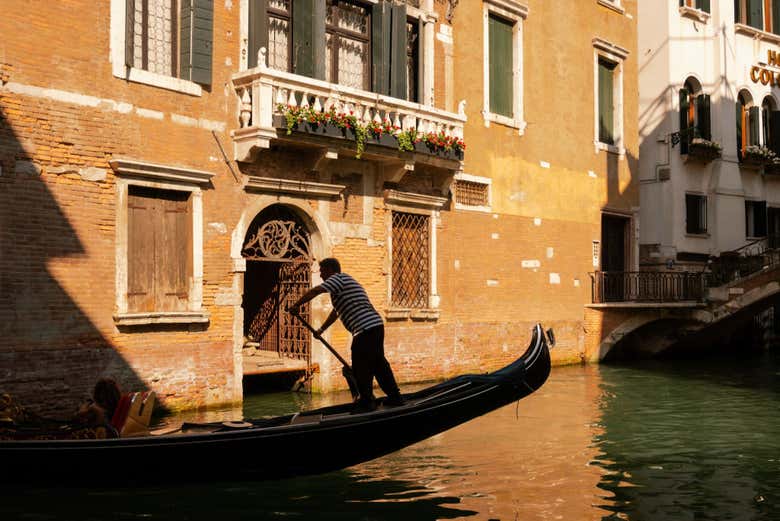 Paseo en góndola por el Puente de los Suspiros y los canales de Venecia