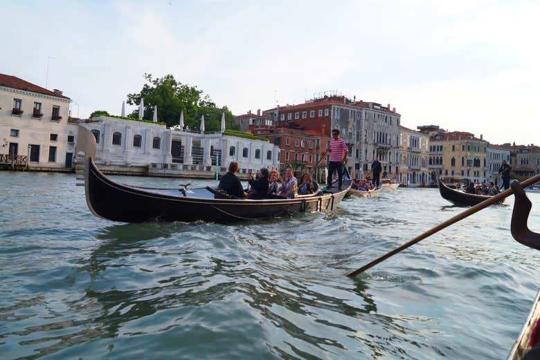Paseo en góndola por los canales de Venecia con audioguía
