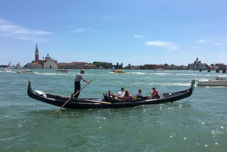 Paseo en góndola por los canales de Venecia con audioguía
