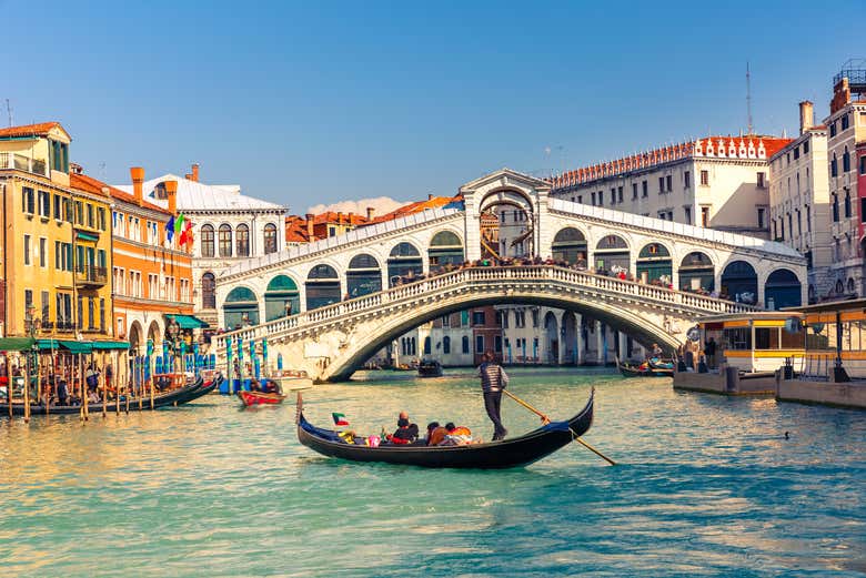 Paseo en góndola por los canales de Venecia con audioguía
