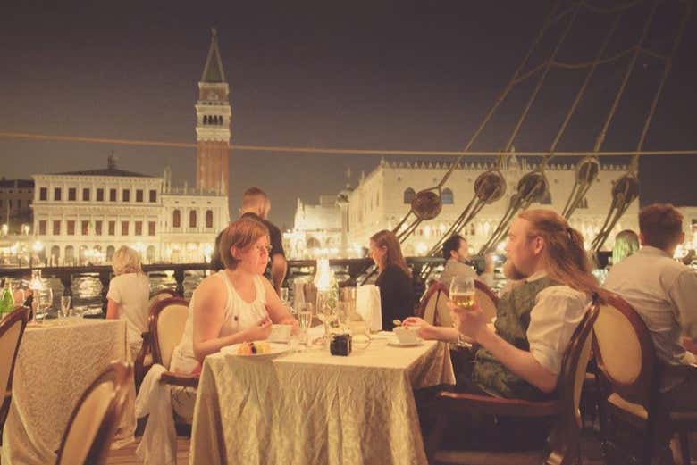 Crucero con cena en el Galeón Veneciano